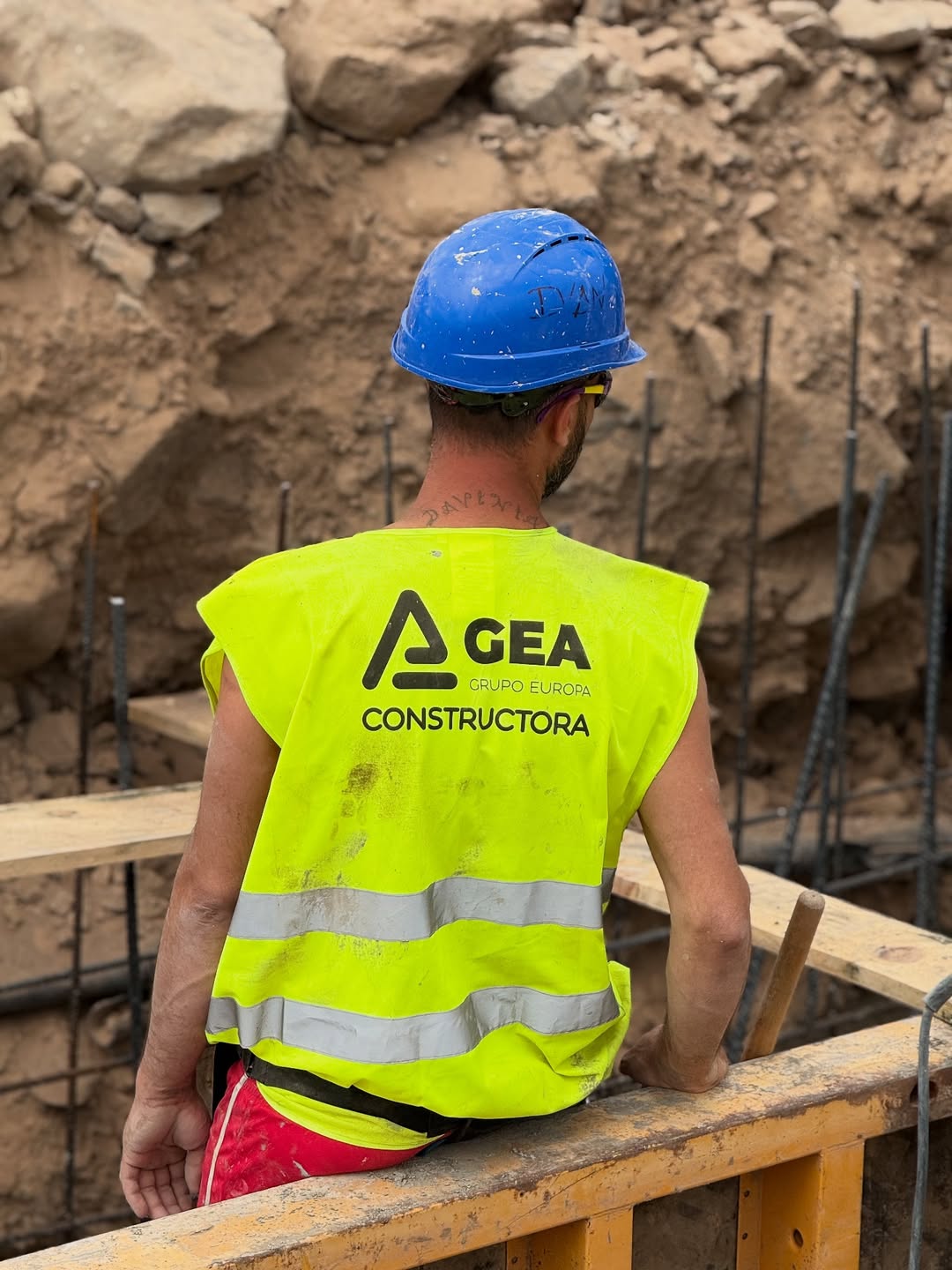 Chaleco de GEA Constructora en obra