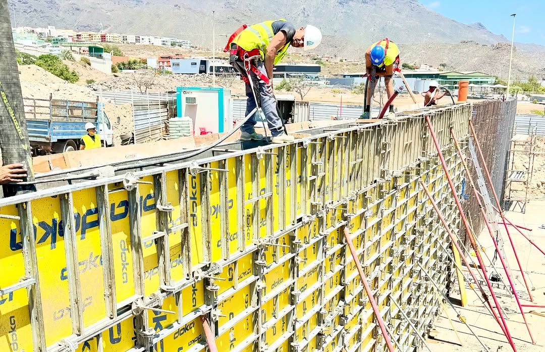 Operario trabajando sobre un encofrado