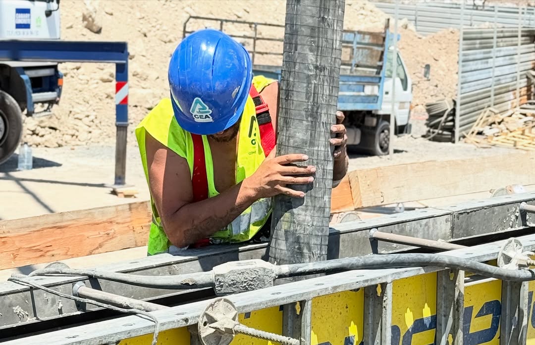 Operario de GEA encofrando un pilar