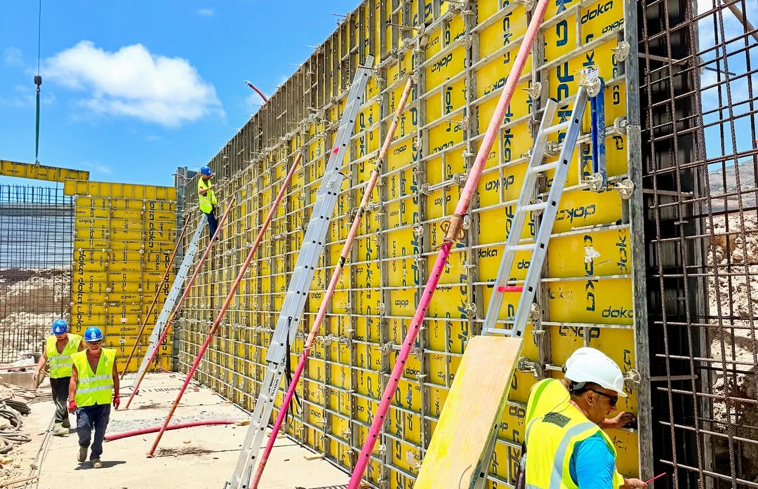Muro de encofrado amarillo con escaleras