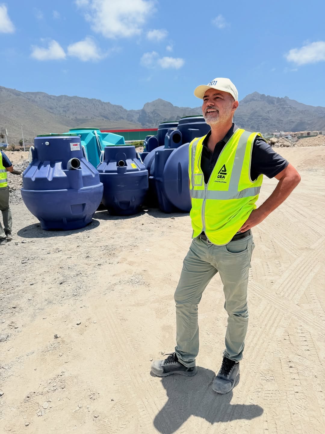 Responsable de GEA en obra junto a los depósitos