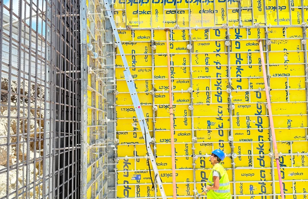Encofrado de muro de gran altura